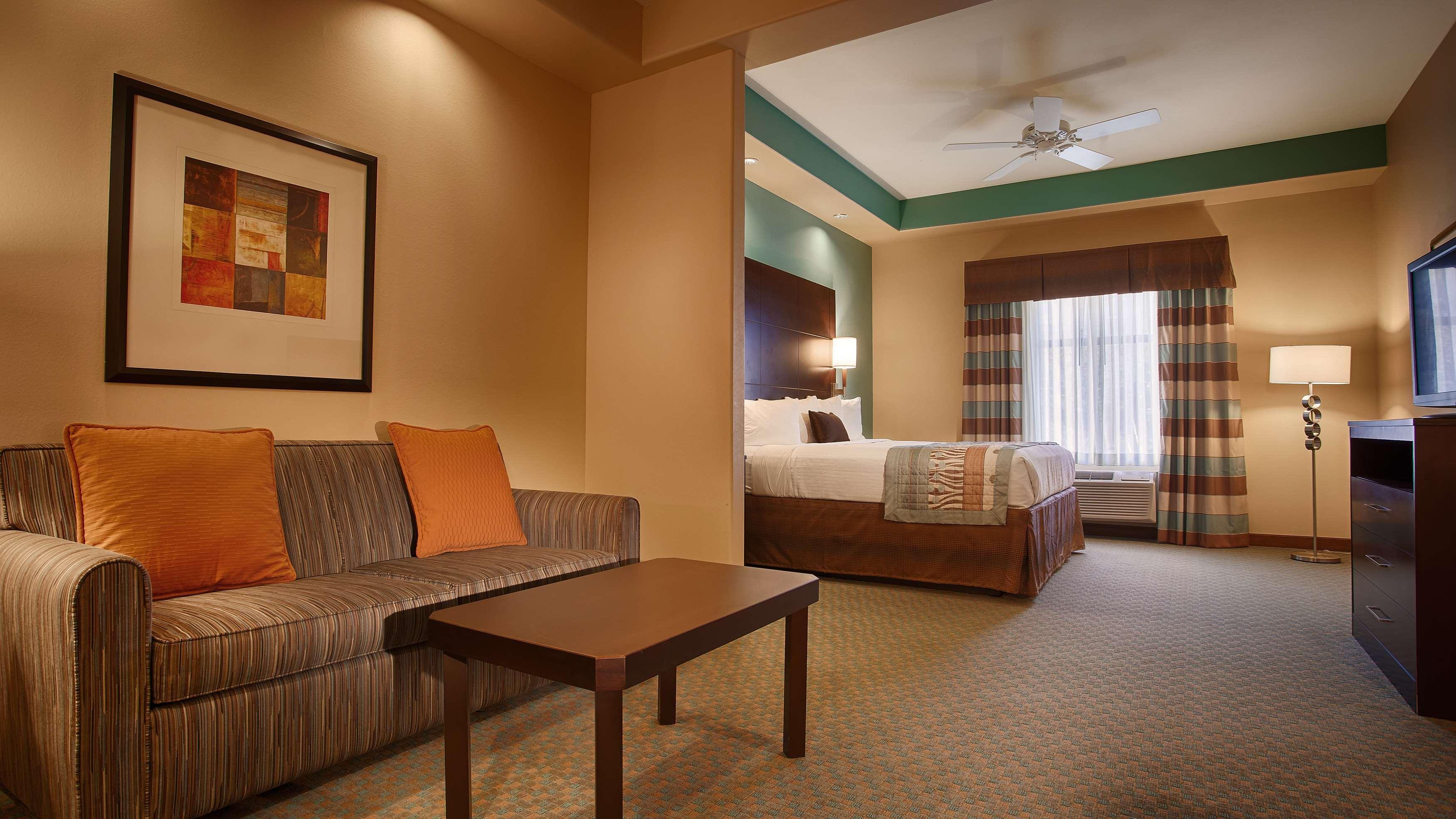 Best Western Plus Midland Suites Екстериор снимка