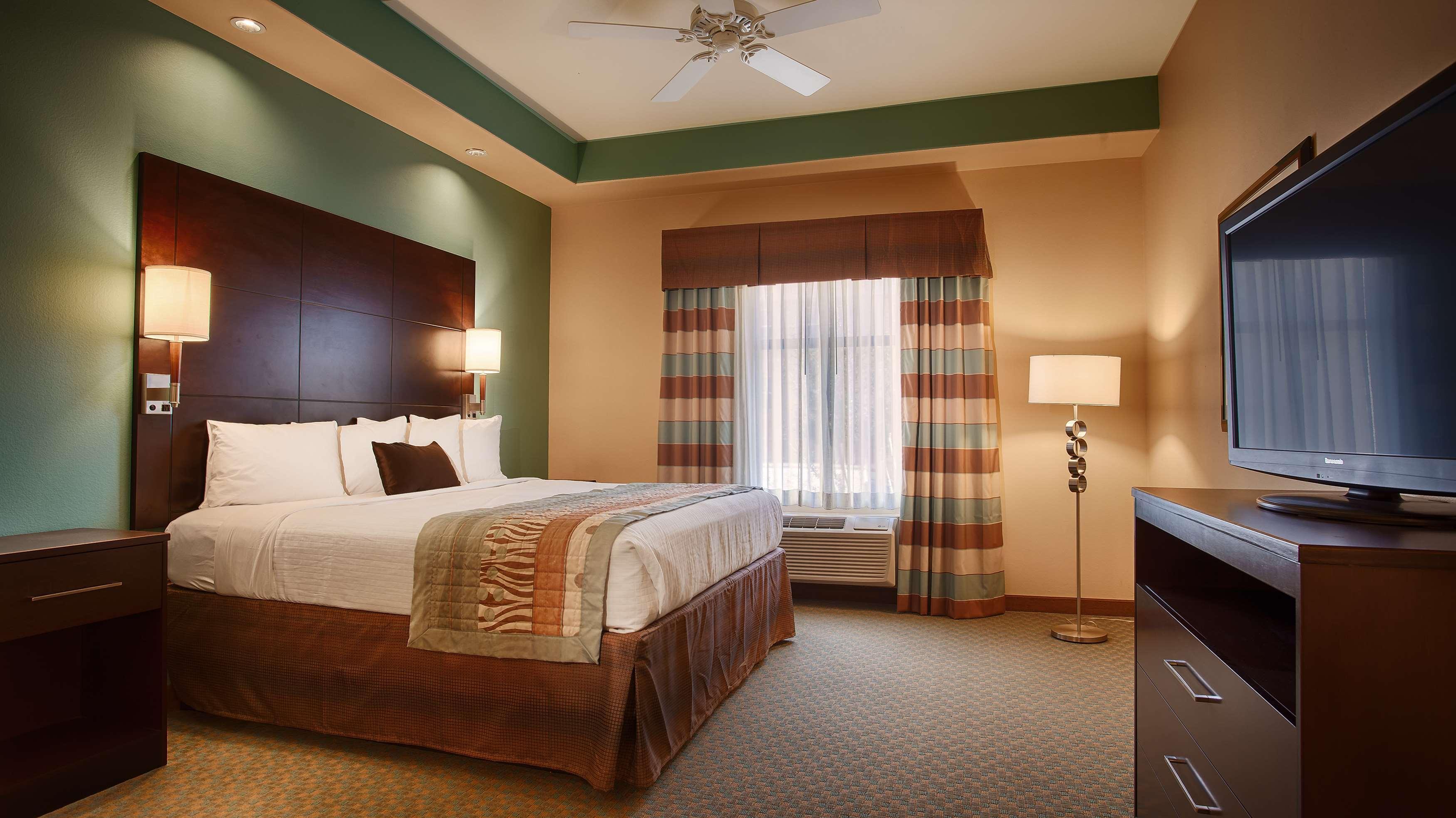 Best Western Plus Midland Suites Екстериор снимка