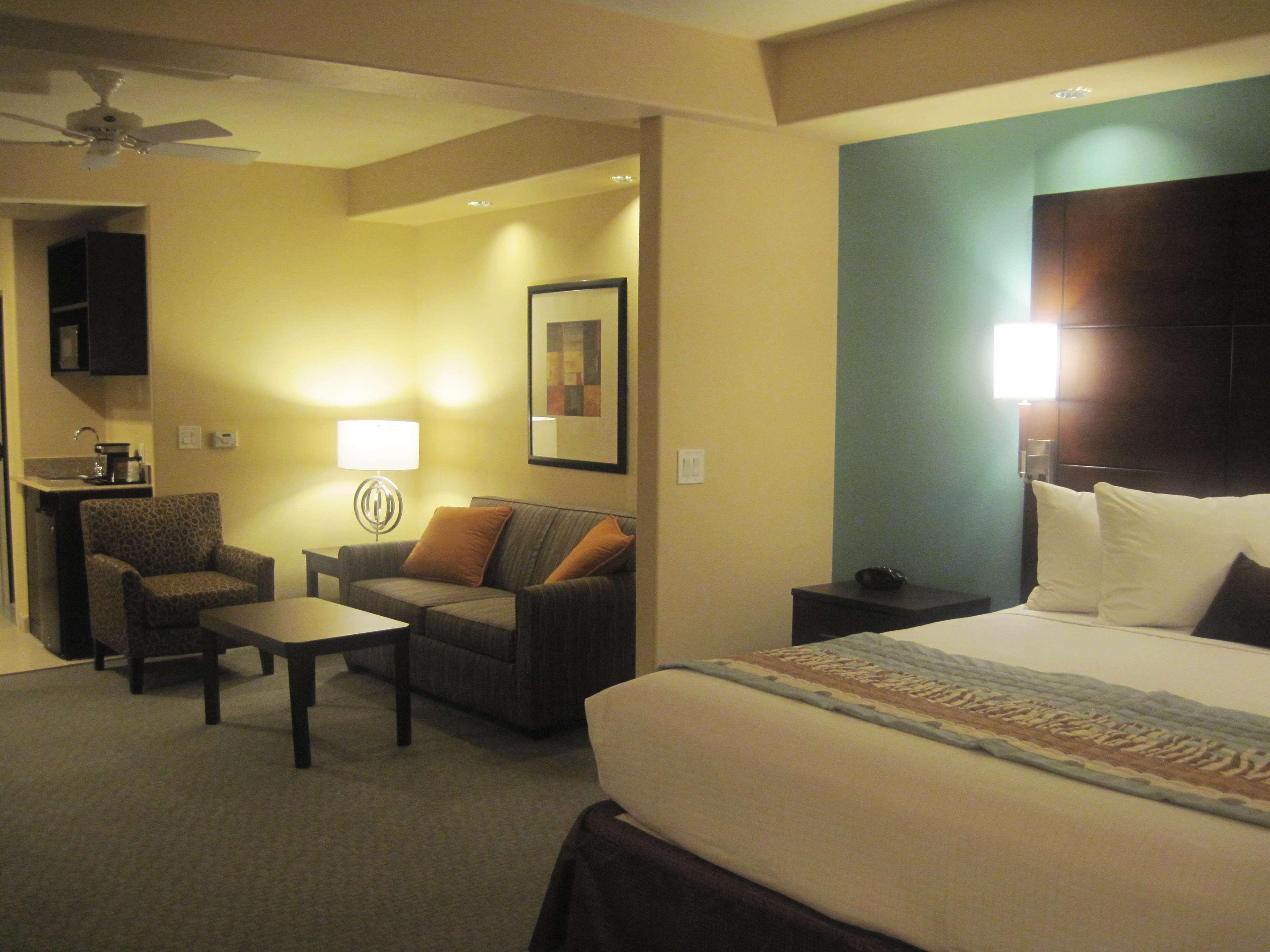 Best Western Plus Midland Suites Стая снимка
