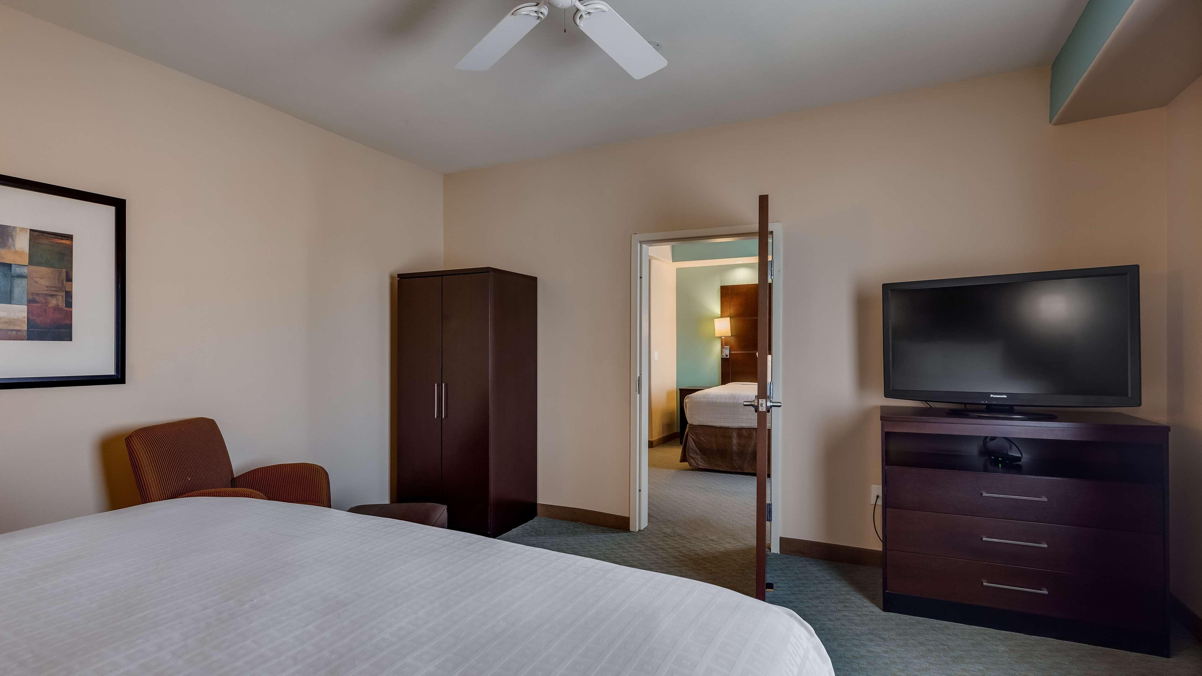 Best Western Plus Midland Suites Екстериор снимка