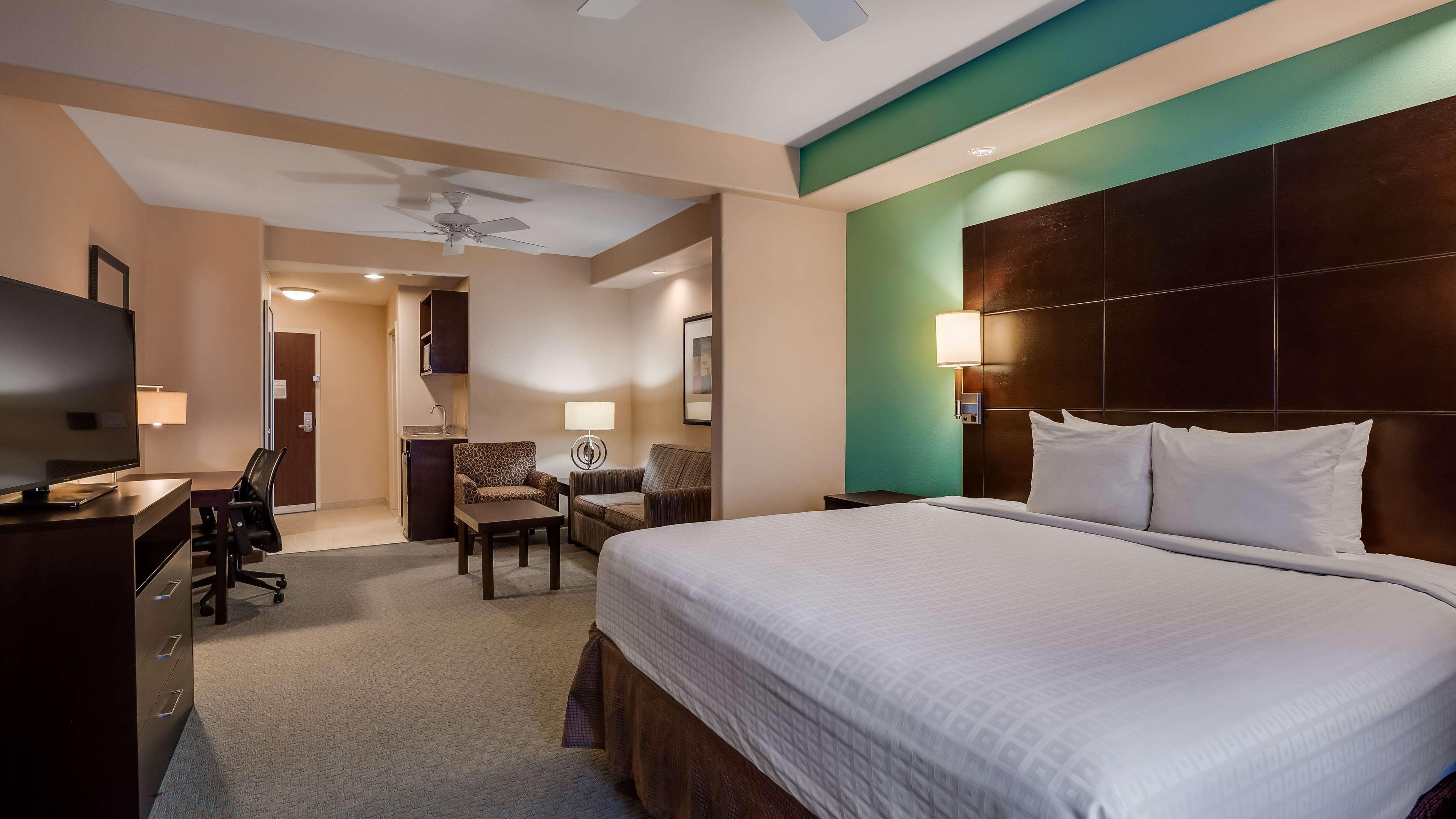 Best Western Plus Midland Suites Екстериор снимка