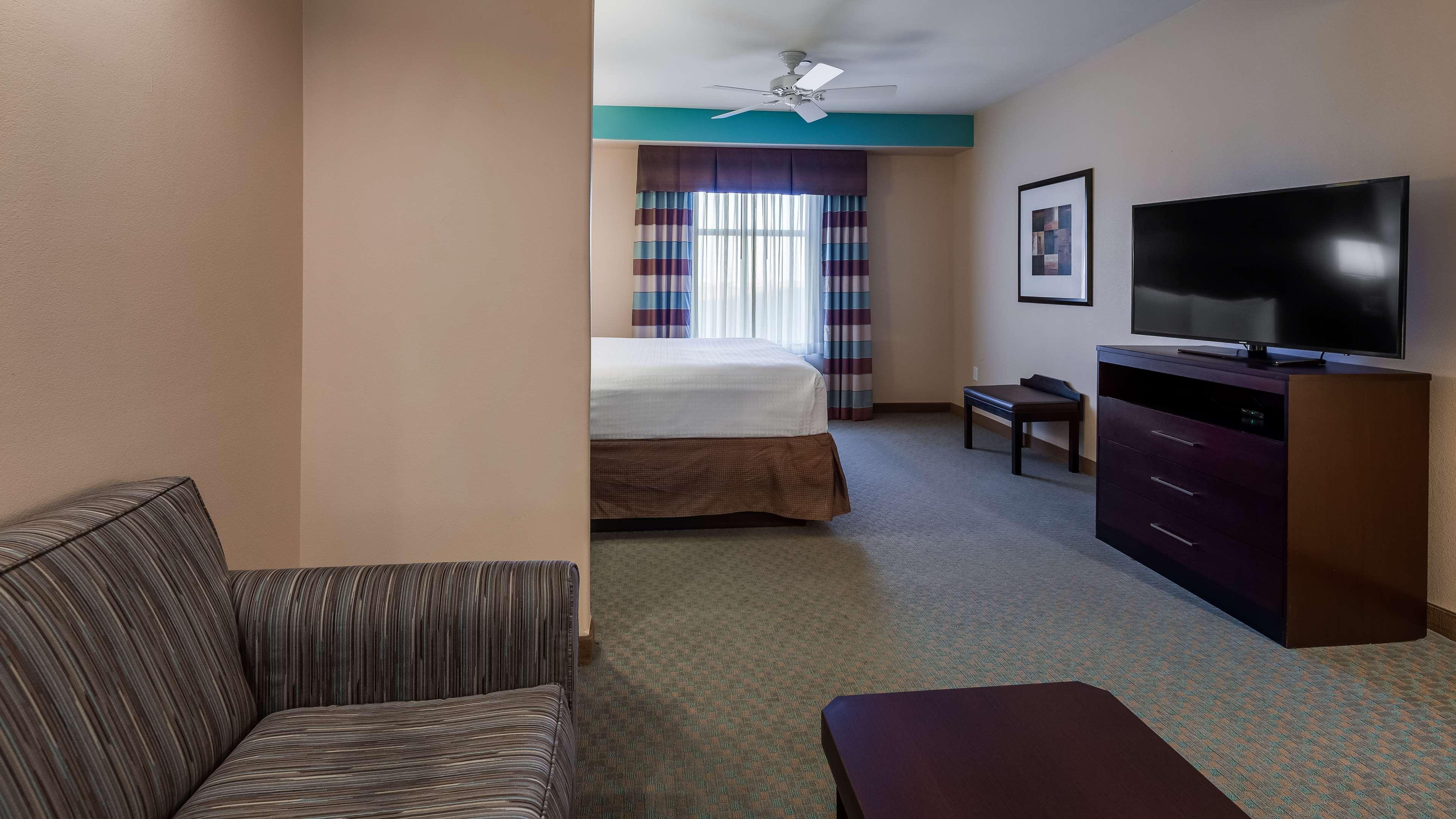 Best Western Plus Midland Suites Екстериор снимка