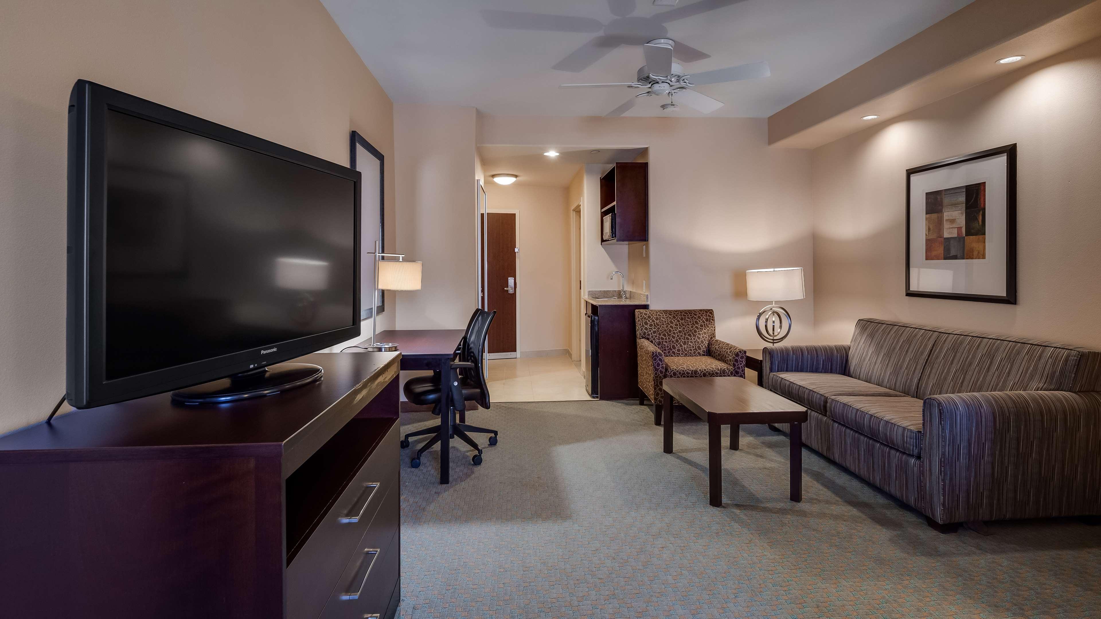 Best Western Plus Midland Suites Екстериор снимка