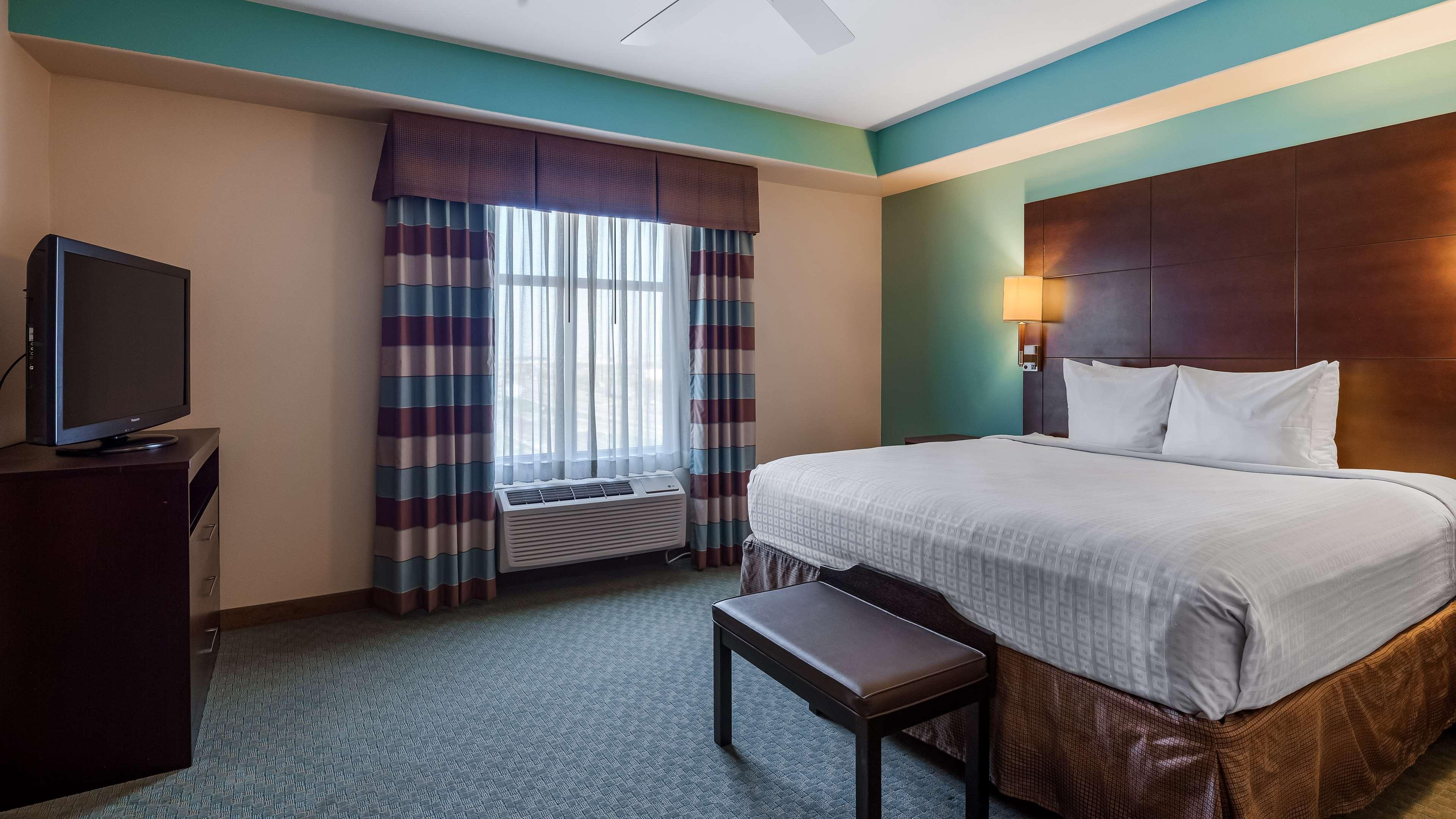 Best Western Plus Midland Suites Екстериор снимка