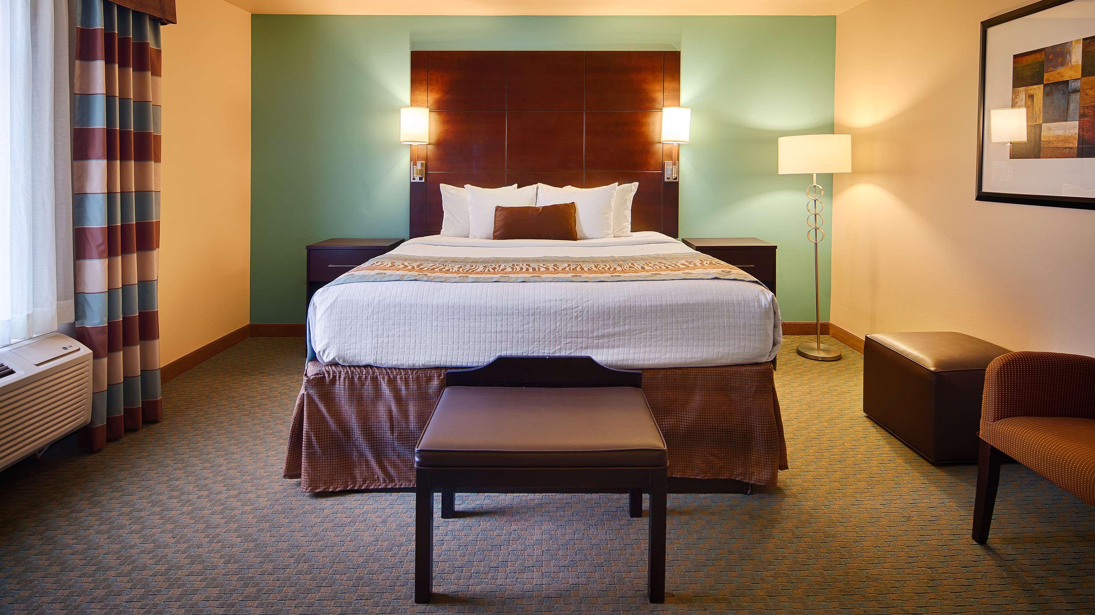 Best Western Plus Midland Suites Екстериор снимка