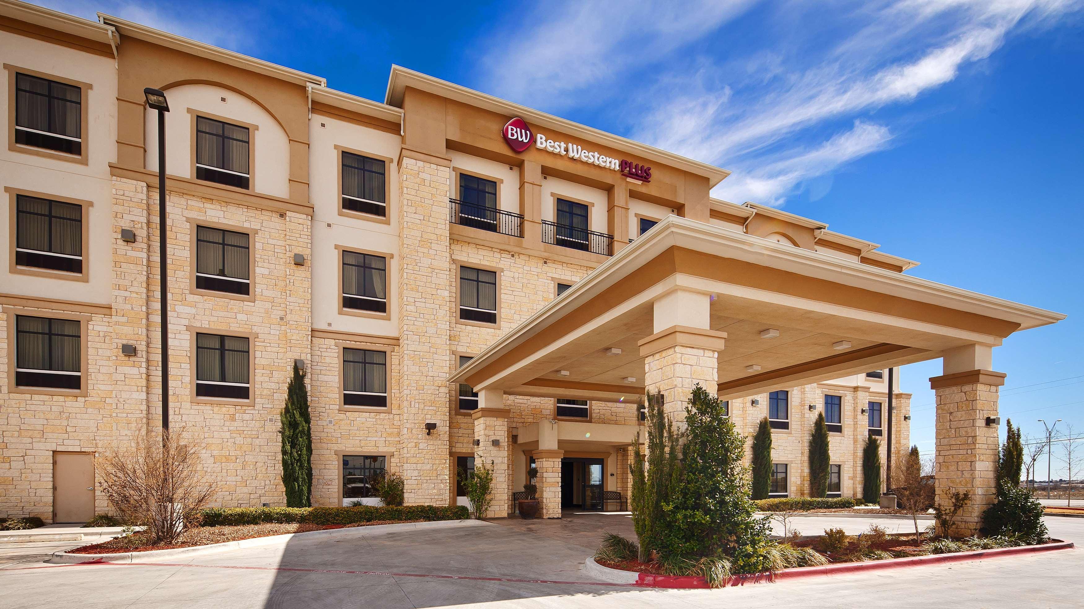 Best Western Plus Midland Suites Екстериор снимка