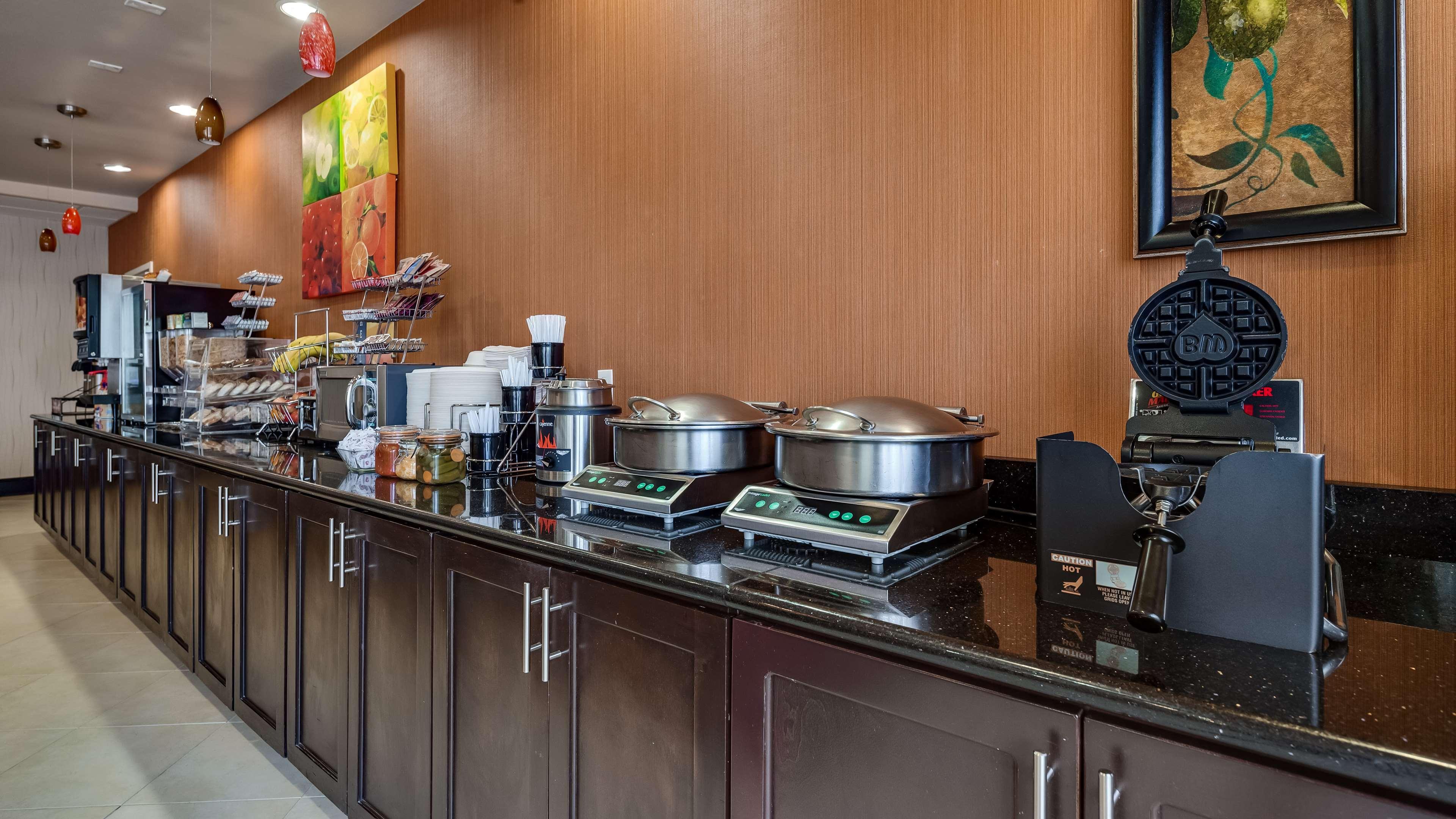 Best Western Plus Midland Suites Екстериор снимка