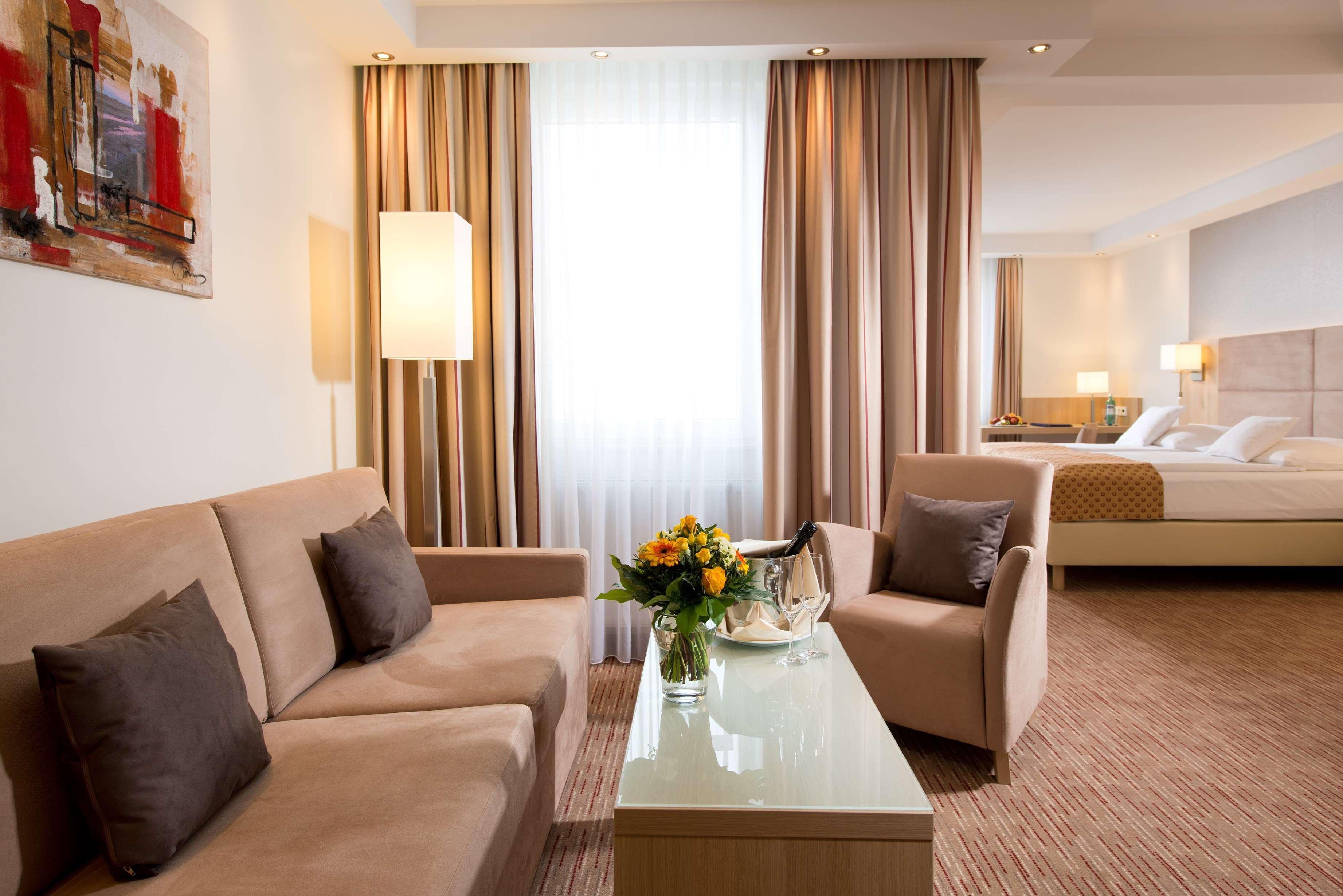 Best Western Plus Midland Suites Екстериор снимка