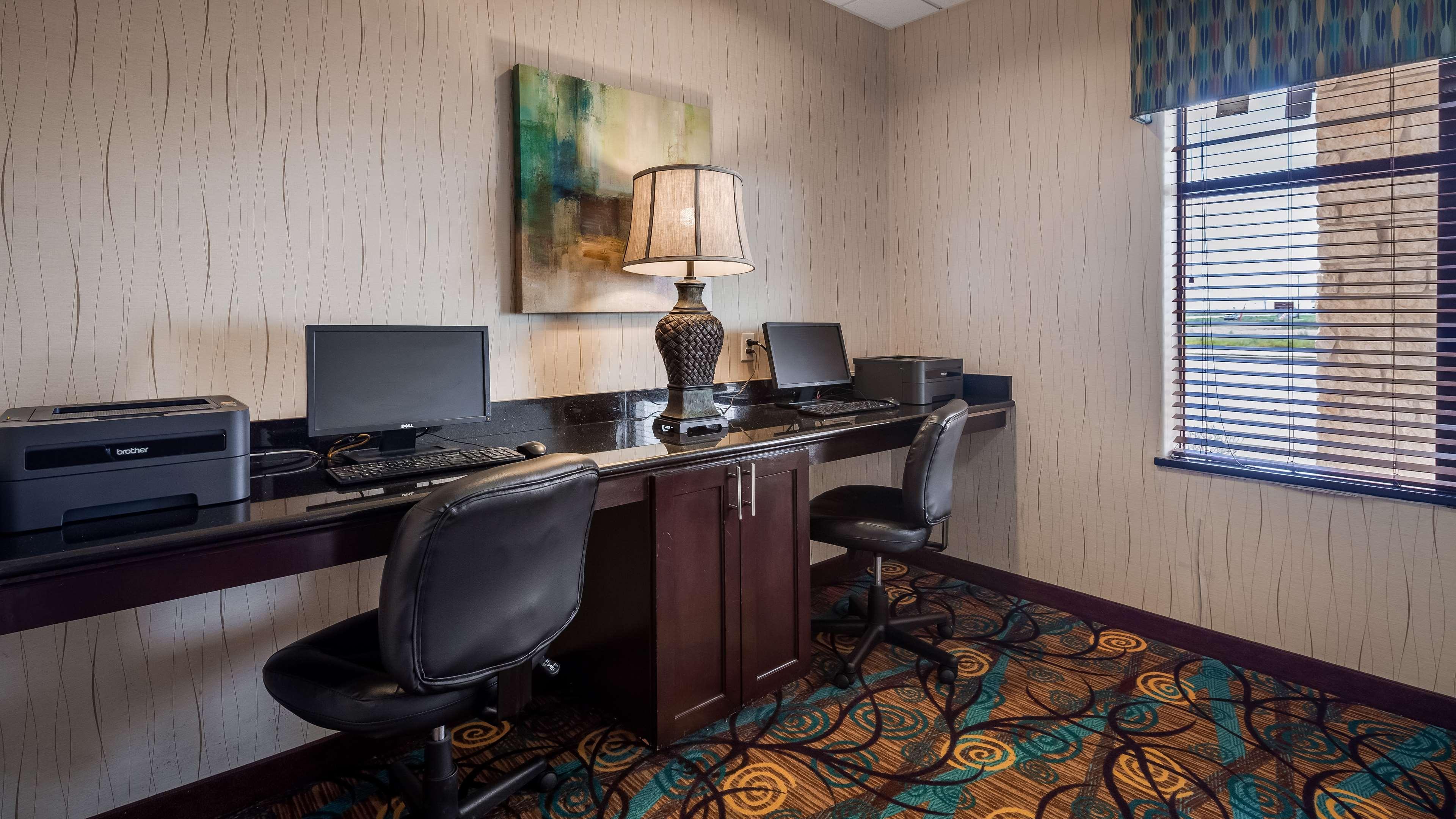 Best Western Plus Midland Suites Екстериор снимка