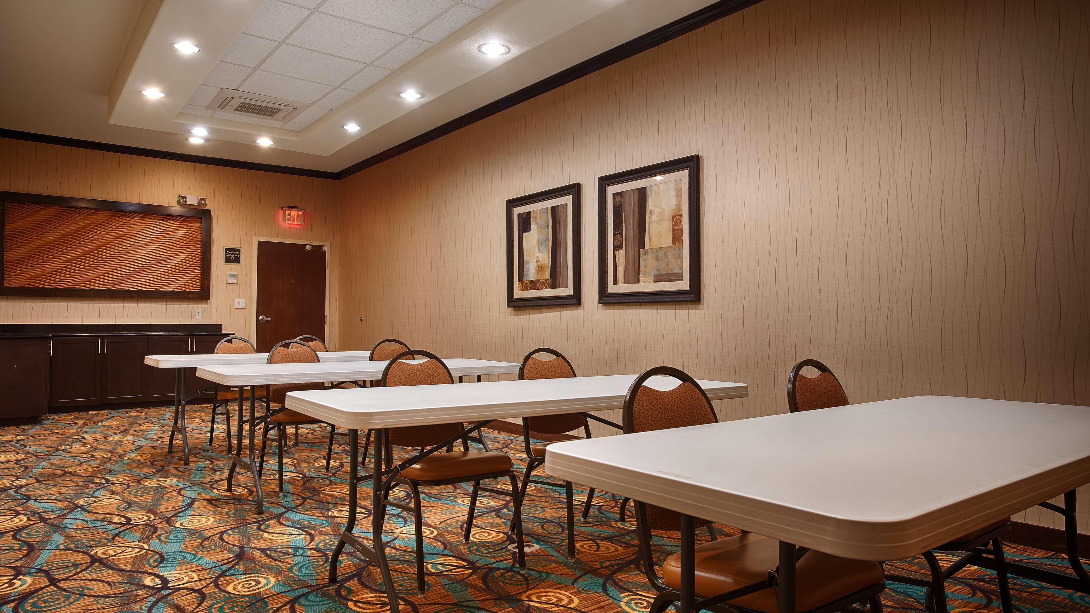 Best Western Plus Midland Suites Екстериор снимка