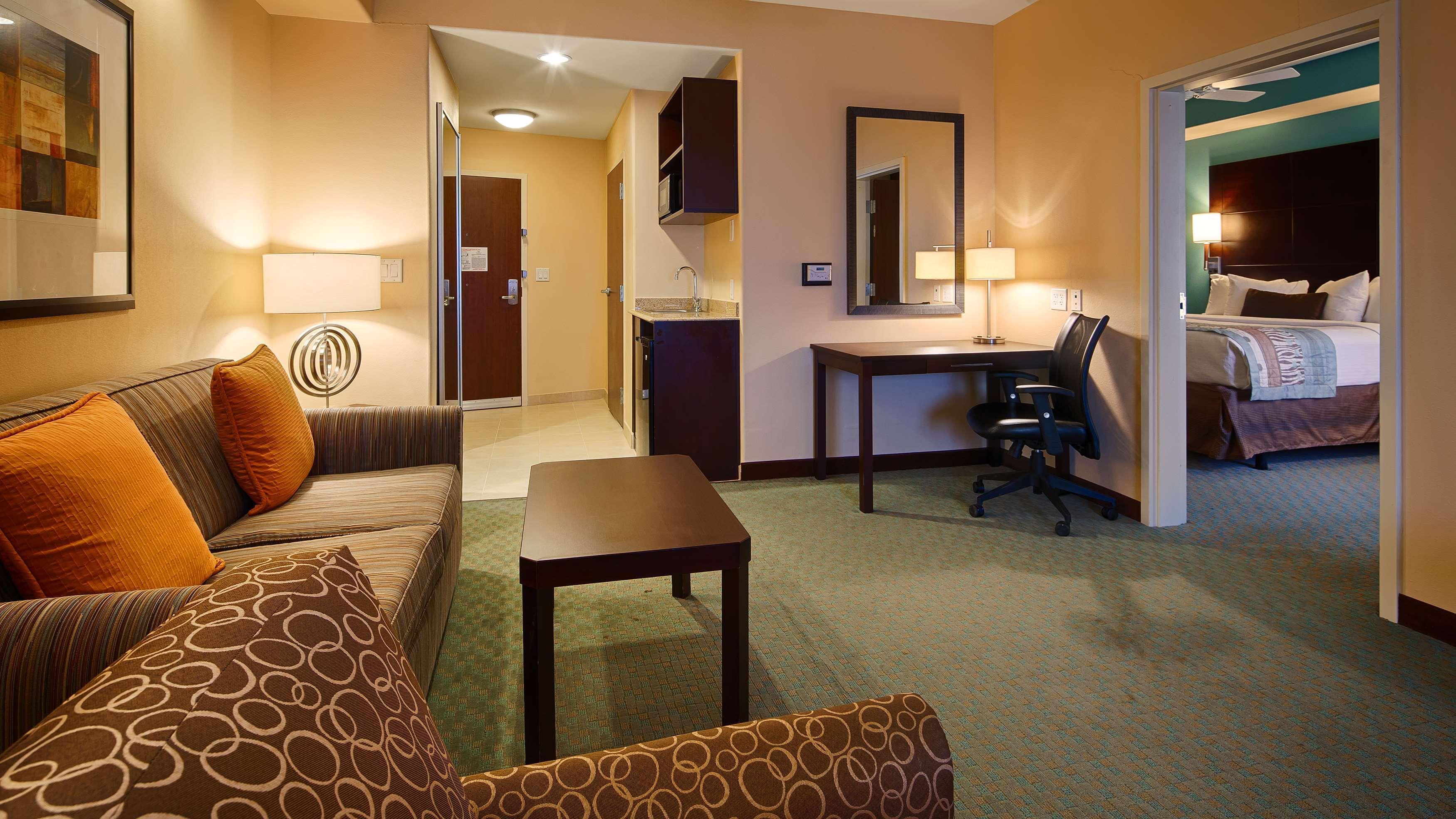 Best Western Plus Midland Suites Екстериор снимка